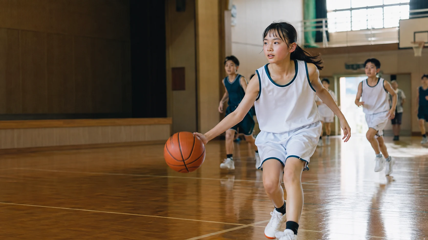 体育館でドリブルに挑戦する子どもたちのイメージ