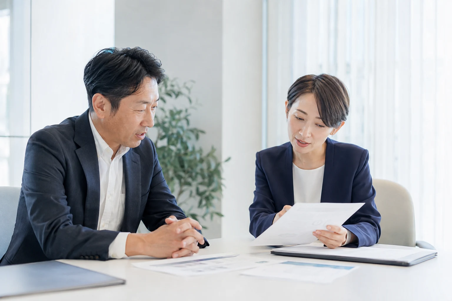 事業者と専門家が穏やかに話し合うイメージ