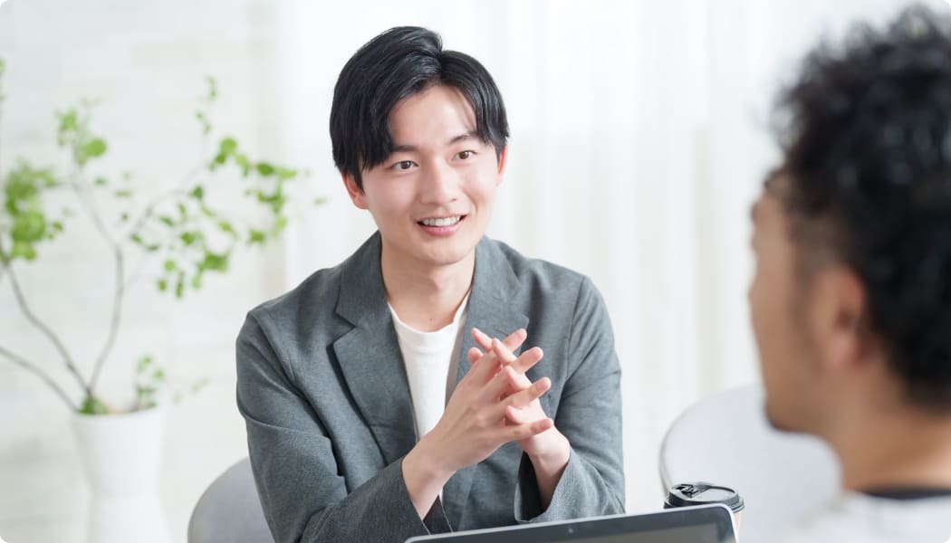 相手の話に耳を傾けるディレクターのイメージ