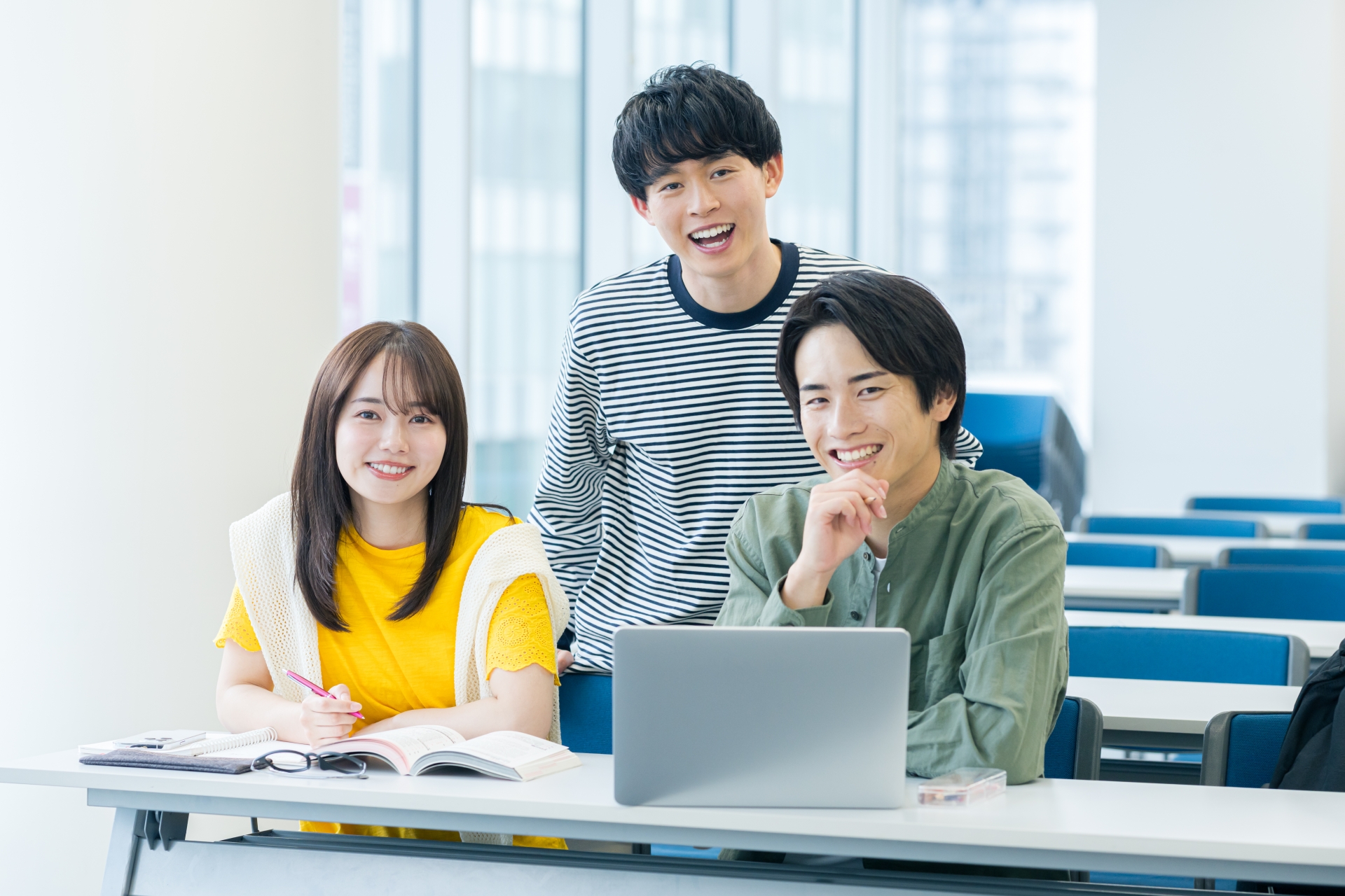チームでWebの改善アイデアを出し合うイメージ