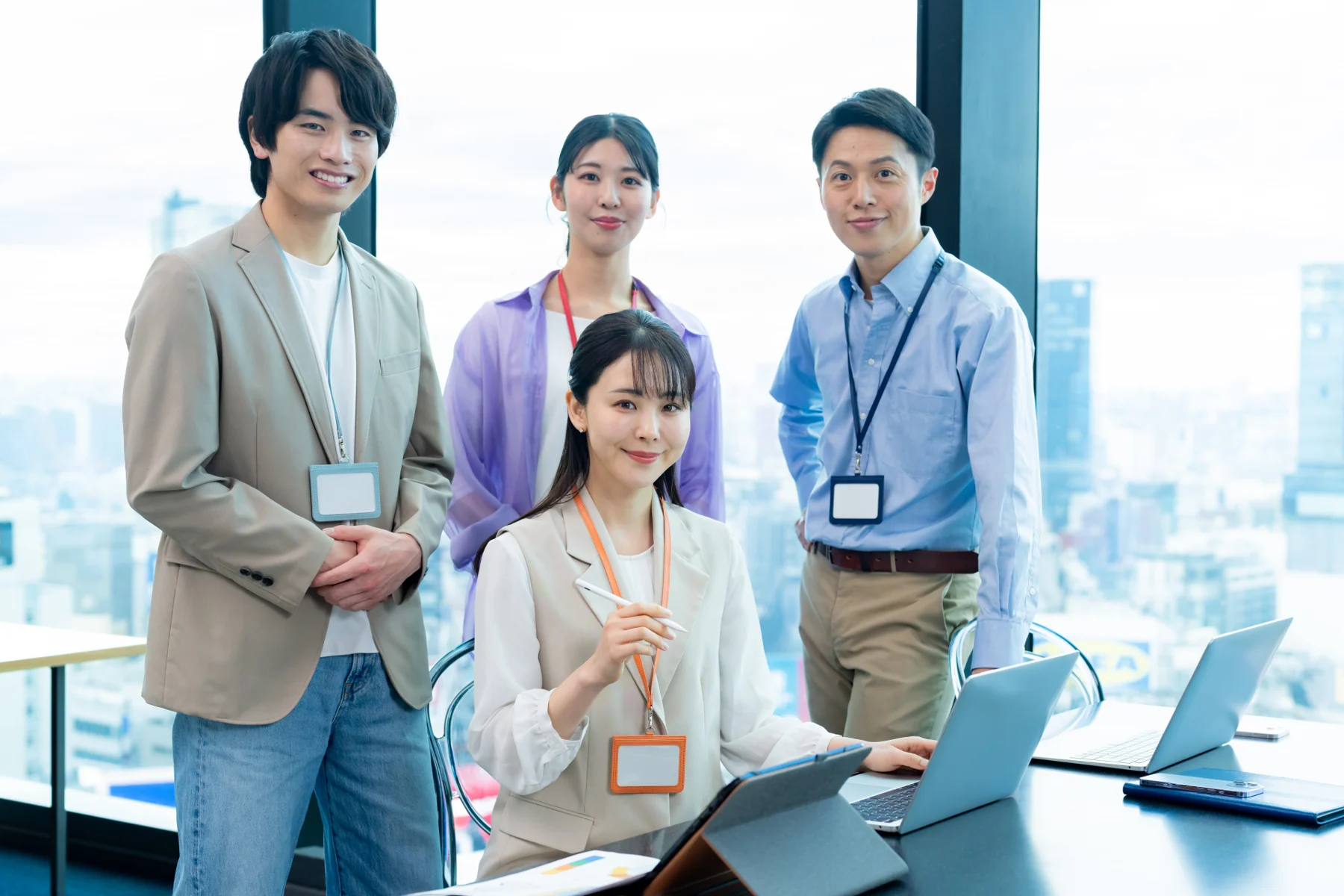 並んで笑顔を見せる仲間たちのイメージ