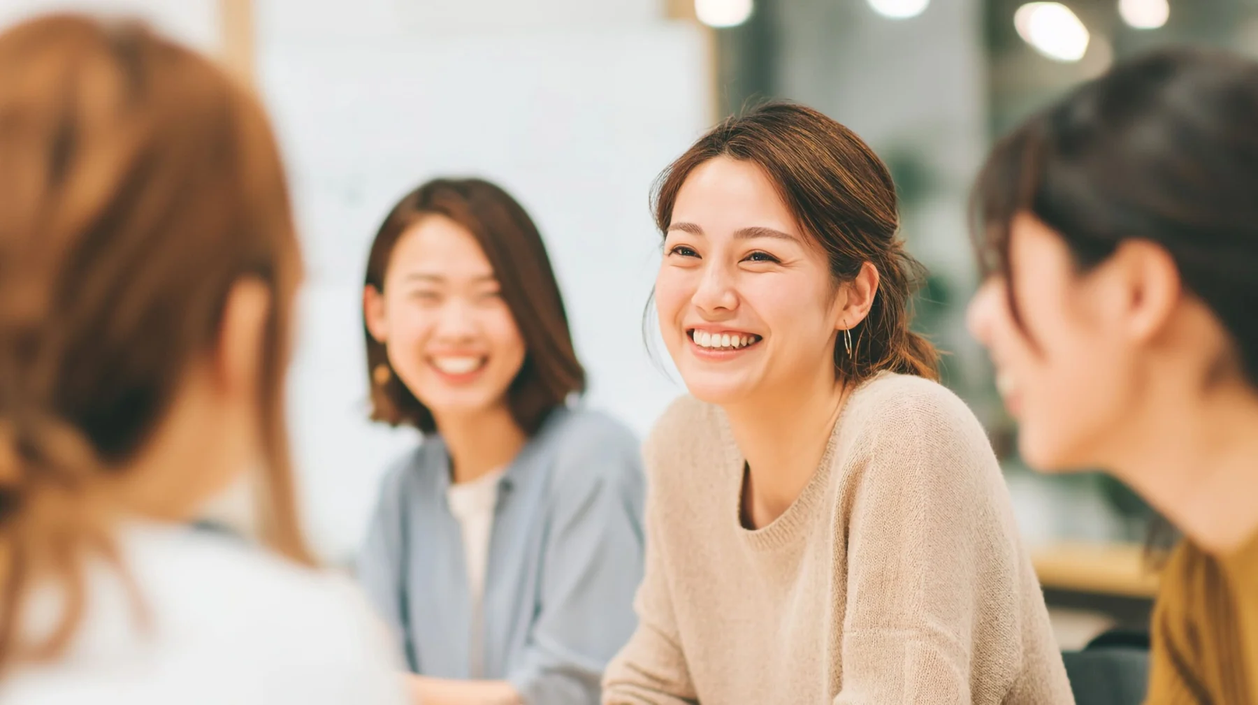 笑顔で対話する仲間たちのイメージ