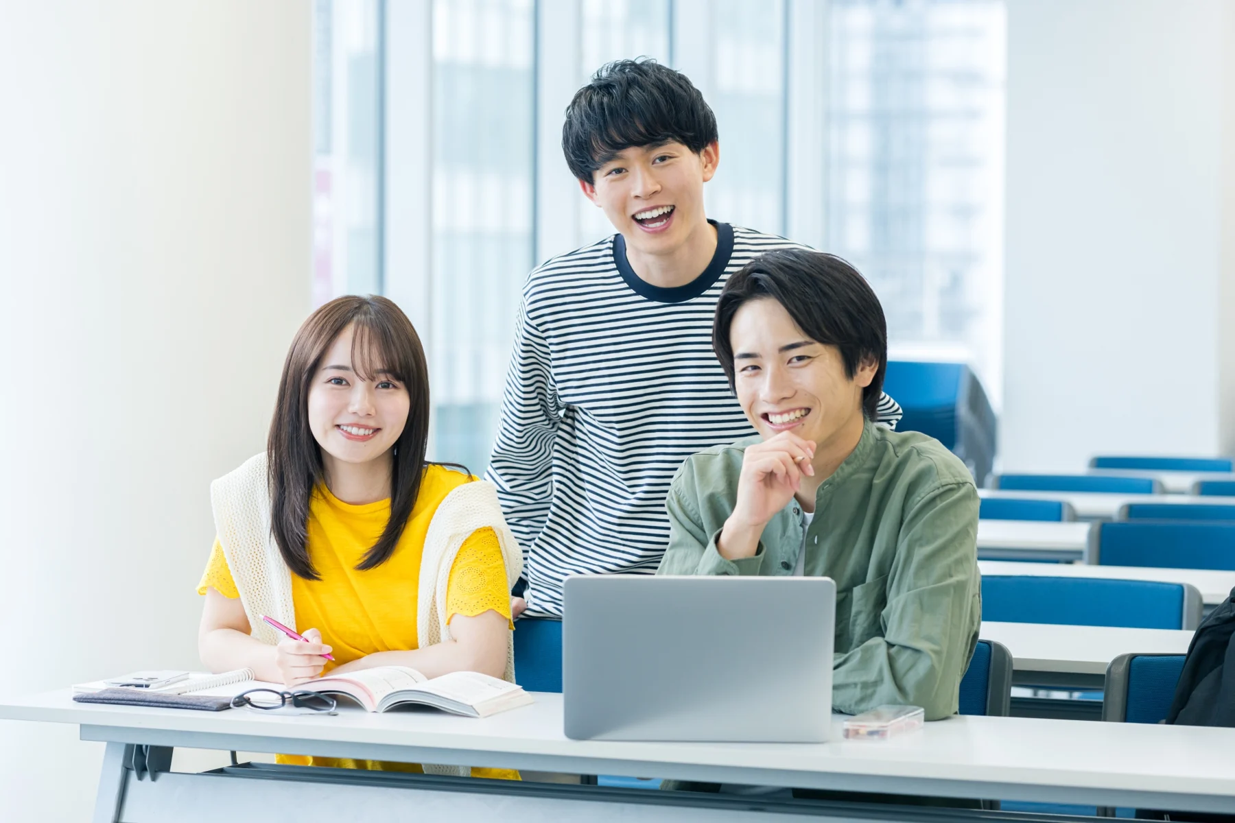 資料を囲み、意見を交わすチームのイメージ
